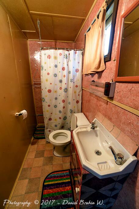 baño privado con agua caliente