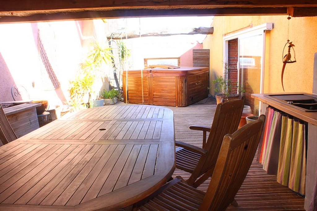 Grande terrasse avec cuisine équipée et spa 6 personnes