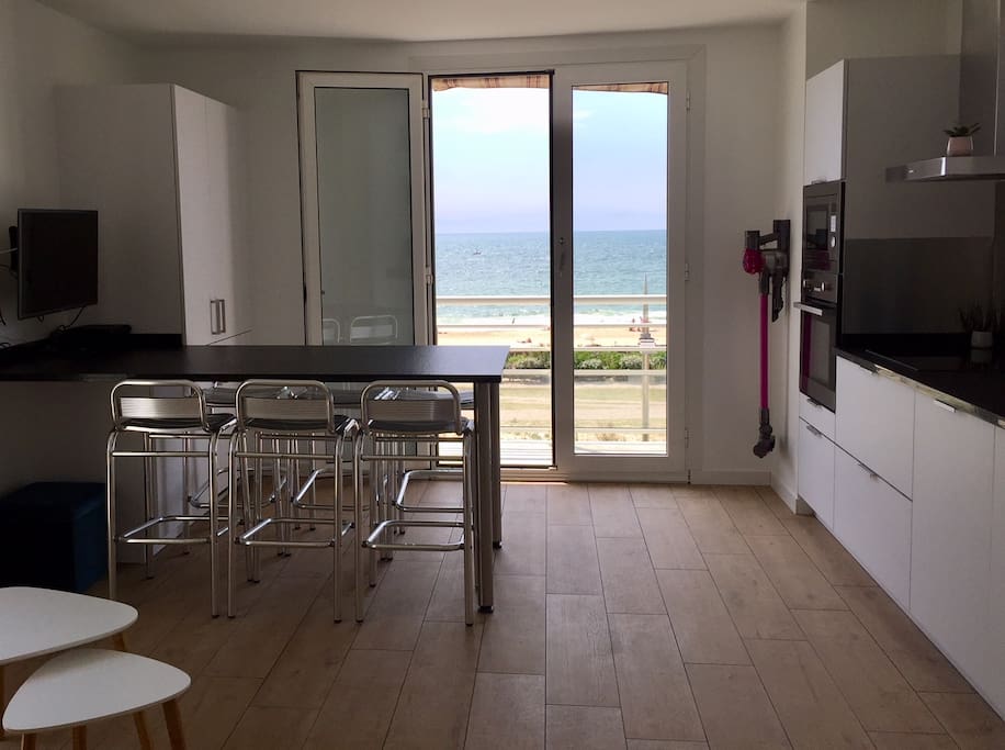 Superbe appartement refait à neuf de 35m² - plage "La Nord" à Hossegor.
Cuisine équipée d'un four, micro-ondes, frigo, congélateur, lave-vaisselle, machine à café. La vaisselle, le linge et les produits d'entretien sont également fournis.