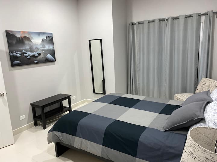 1-ლი ოთახის კომფორტული საწოლი Queen ‑ ის ზომის.

Recámara uno con cama Queen ზომა ჩემი კონფორტირებადი. 