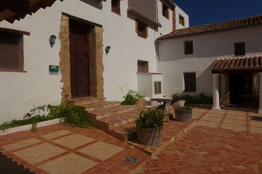 Detalle de puerta de acceso, terraza y escalera