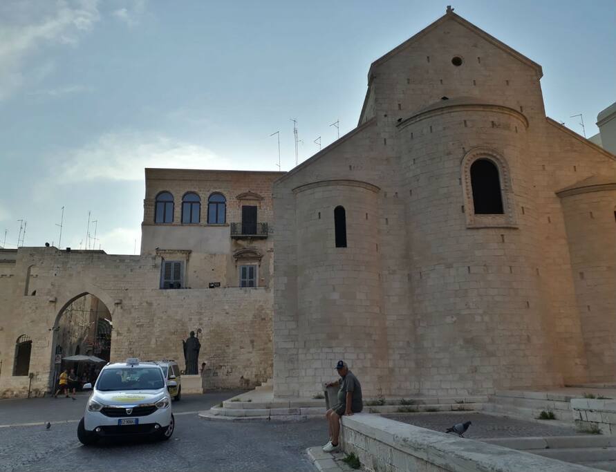 vista del palazzo Dentamaro dalla piazza della Basilica di S.Nicola, a destra abside della chiesa di S.Gregorio / p. Dentamaro's facade from the S. Nicola square