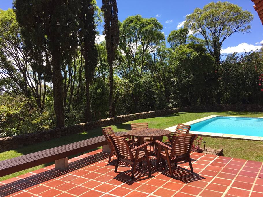 Terraço e piscina.
