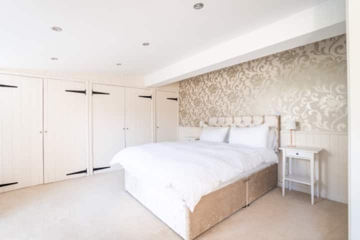 Das Hauptschlafzimmer mit Kingsize-Bett befindet sich im Erdgeschoss des Anwesens.