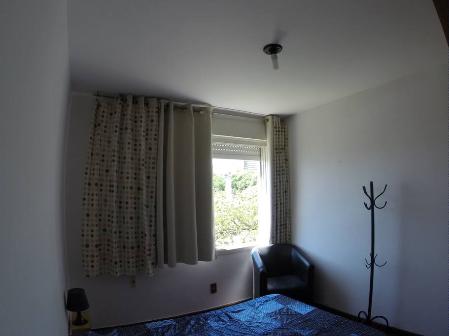 quarto arejado e naturalmente iluminado, banhado pelo sol da manhã