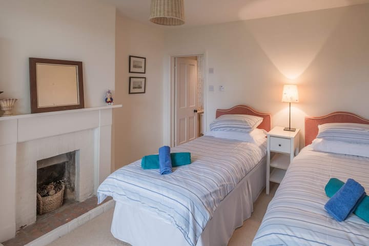 në katin e poshtëm e më pas me dy dhoma gjumi