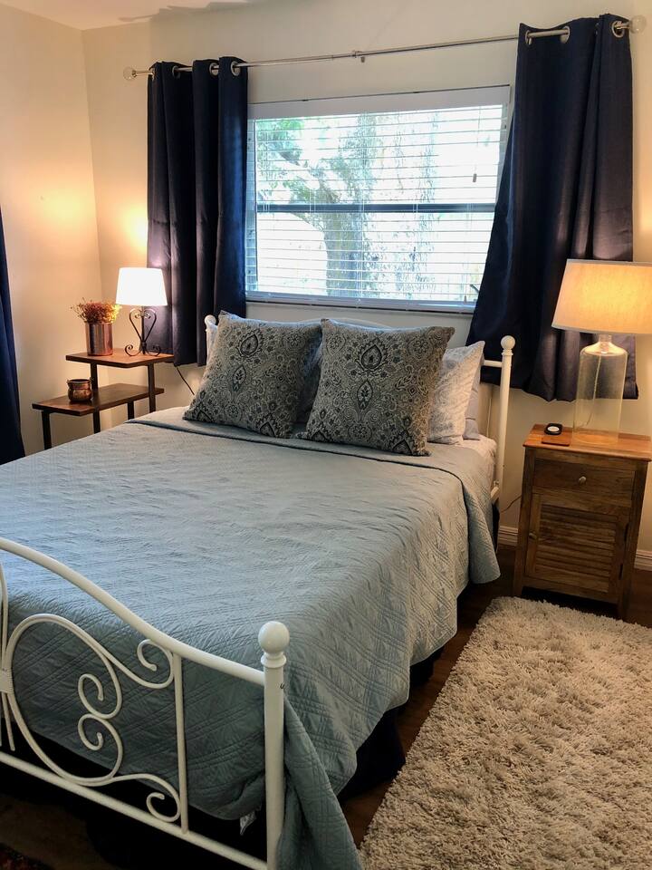 Druhá spálňa. Obe spálne majú vstavané skrinky.