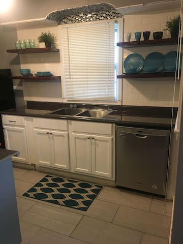 Cozy 2 bedroom house with big backyard