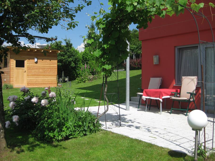 bis zur Gartensauna sind es nur wenige Schritte