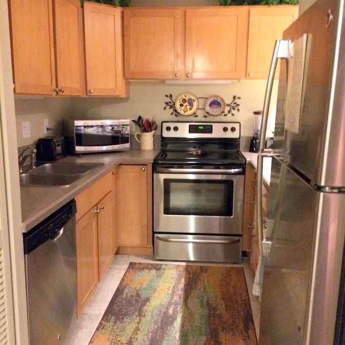 Well equipped kitchen - NEW Stainless Appliances