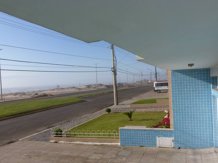 Varanda com vista para o mar.
