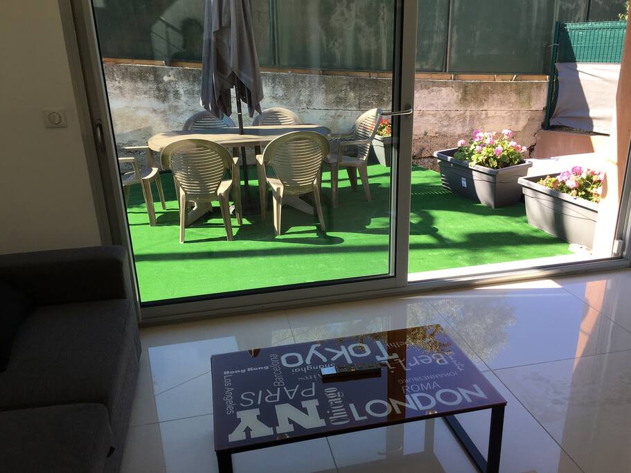 coin salon avec accès sur terrasse