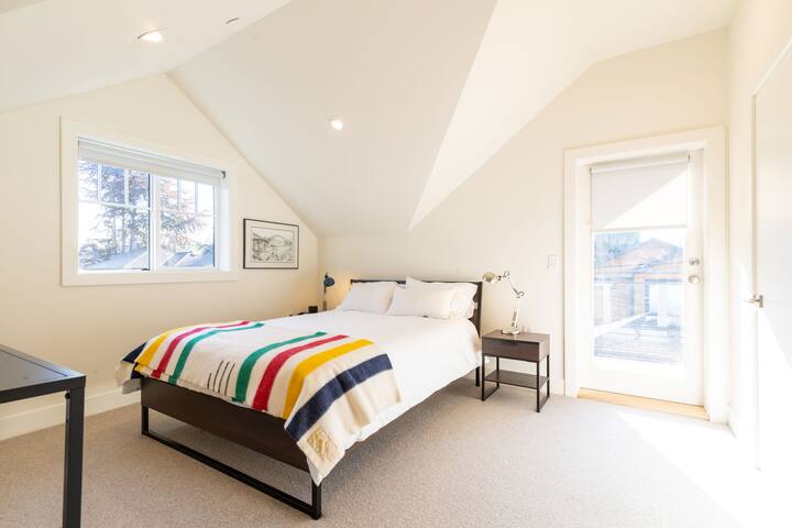 Kitsilano Modern Heritage Coach House gallery image 4