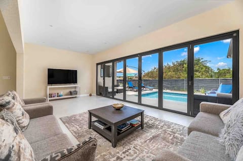 New Family-sized House w/ pool, 5 mins from beach