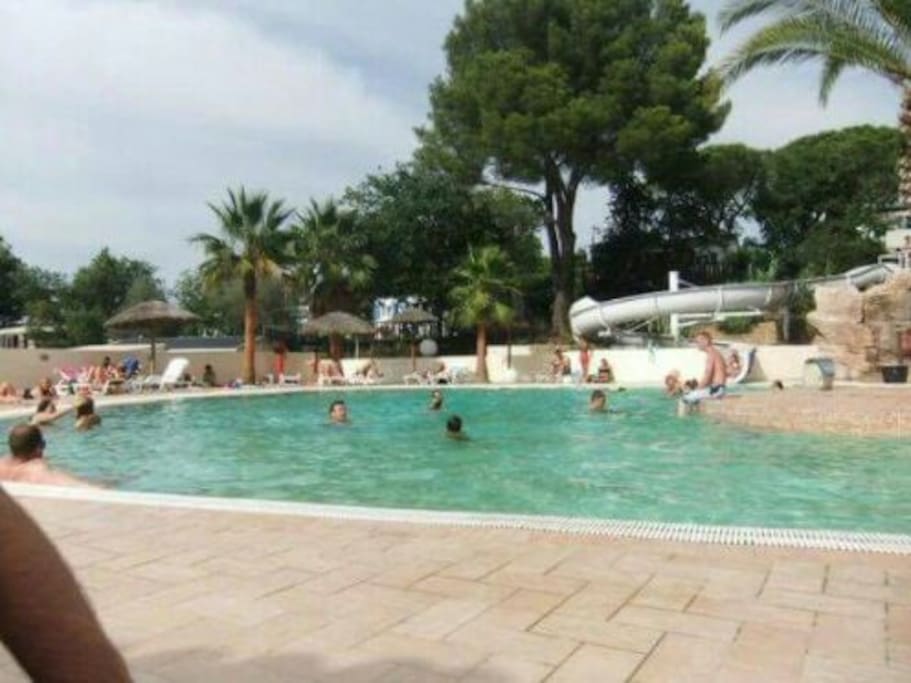 L'autre partie de la piscine(côté plus profond avec toboggan spirale)