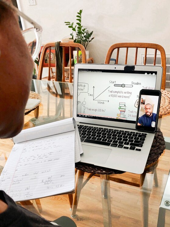 Show full-screen, host-provided image