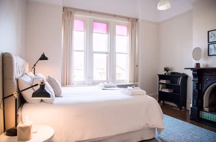 ห้องนอนใหญ่พร้อมเตียงคิงไซส์