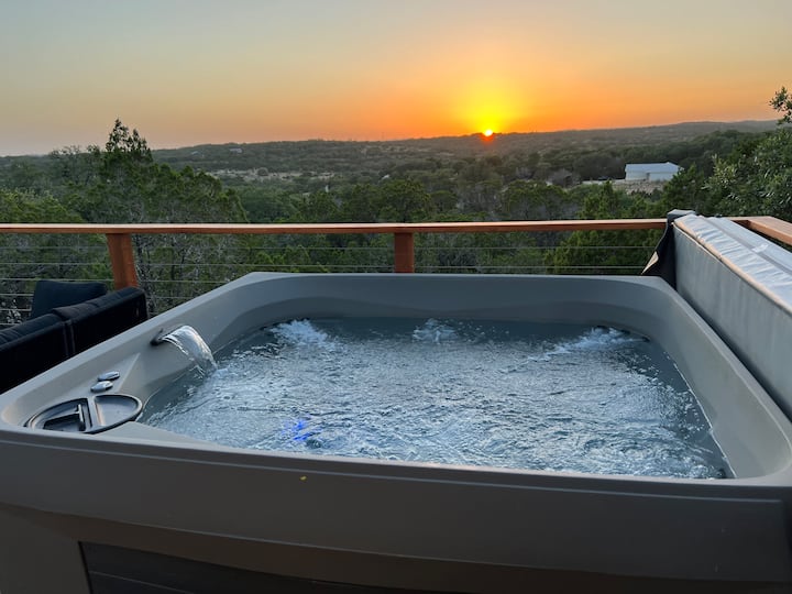 Lone Star Cabin with Hilltop Views and Hot Tub