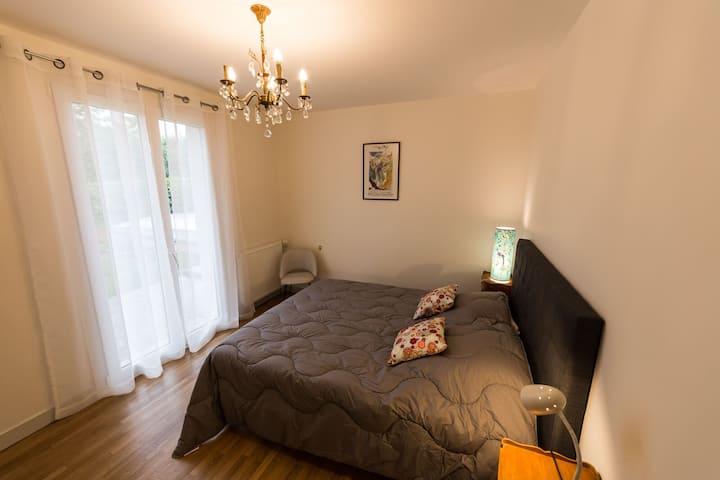 Sakafu ya chini - Chumba cha kulala 2 kinachoelekea kwenye bwawa (ufikiaji wa moja kwa moja) 