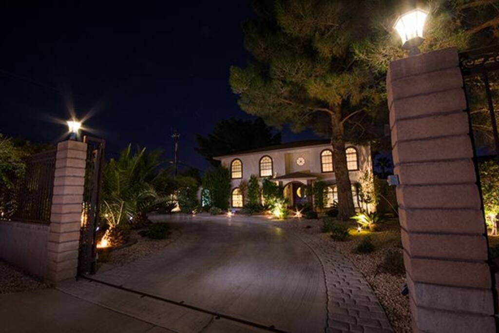 Private gate driveway entrance into the front of the home.