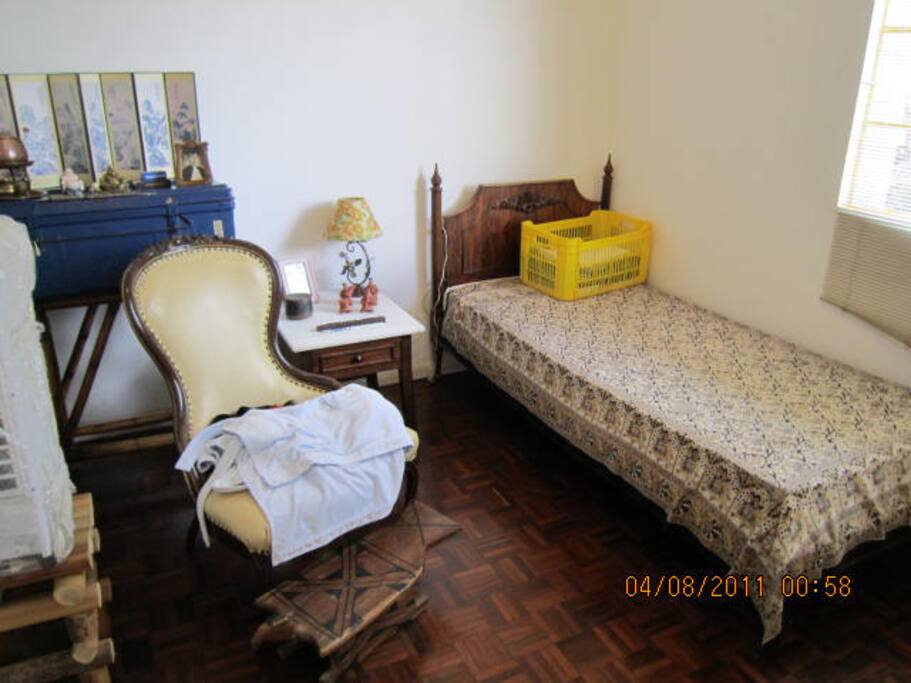 Outro quarto de solteiro ,com ca\ma, escrivaninha com ca\deira e poltrona de couro.Tem armários embutidos.