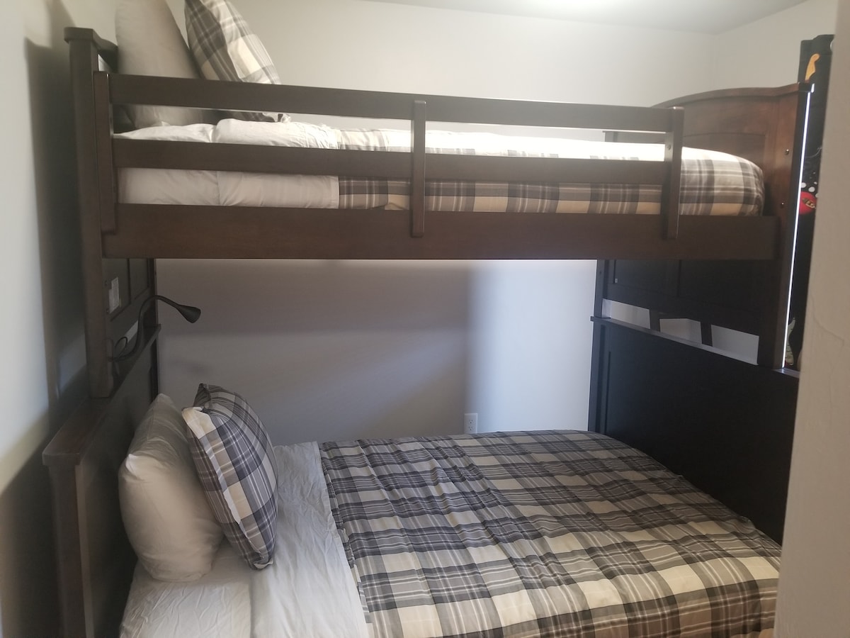 เตียงสองชั้นในห้องนอนที่สาม