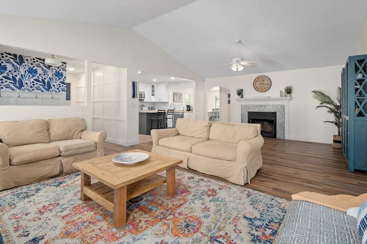 Hot tub, Pool, King bed, Asheville