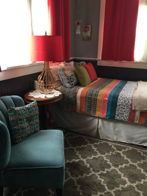 Full bed with two lamps