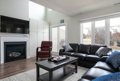 Large Luxury Condo +full crib - steps to village