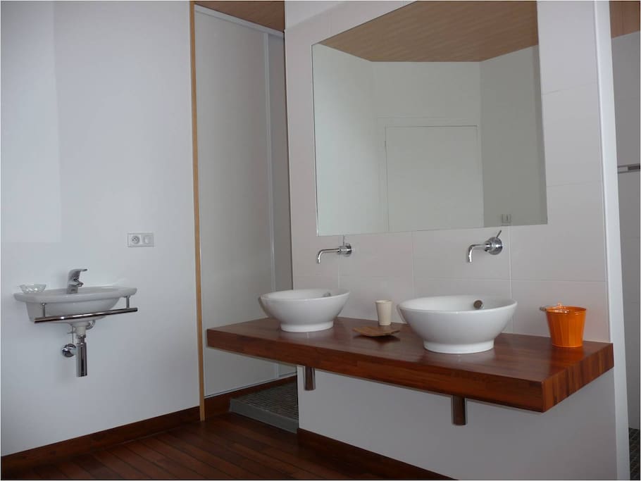 Salle de bain a l italienne , une deuxieme salle de bain est disponible au RDC