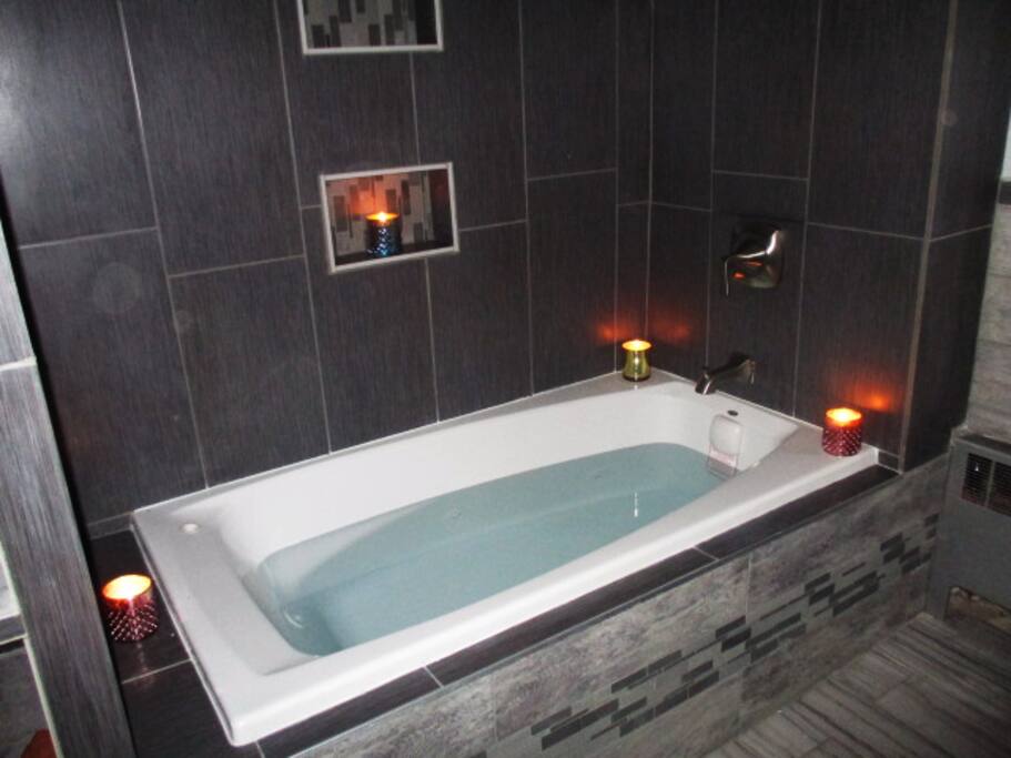 NEW HOT TUB/JACUZZI