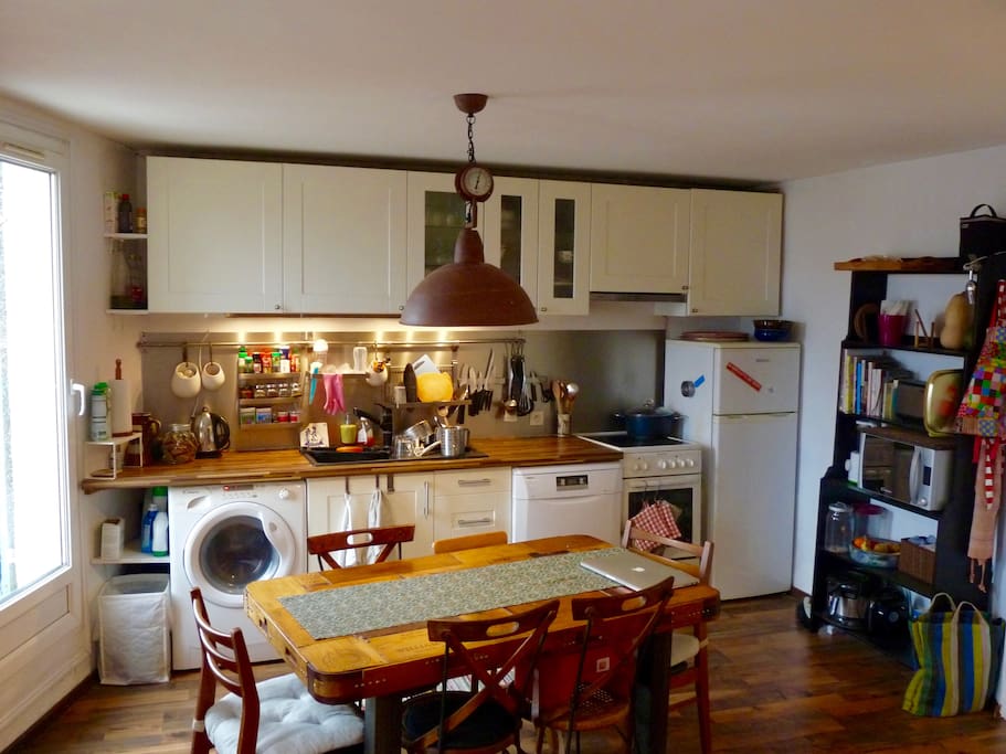 Vue sur la cuisine équipée.