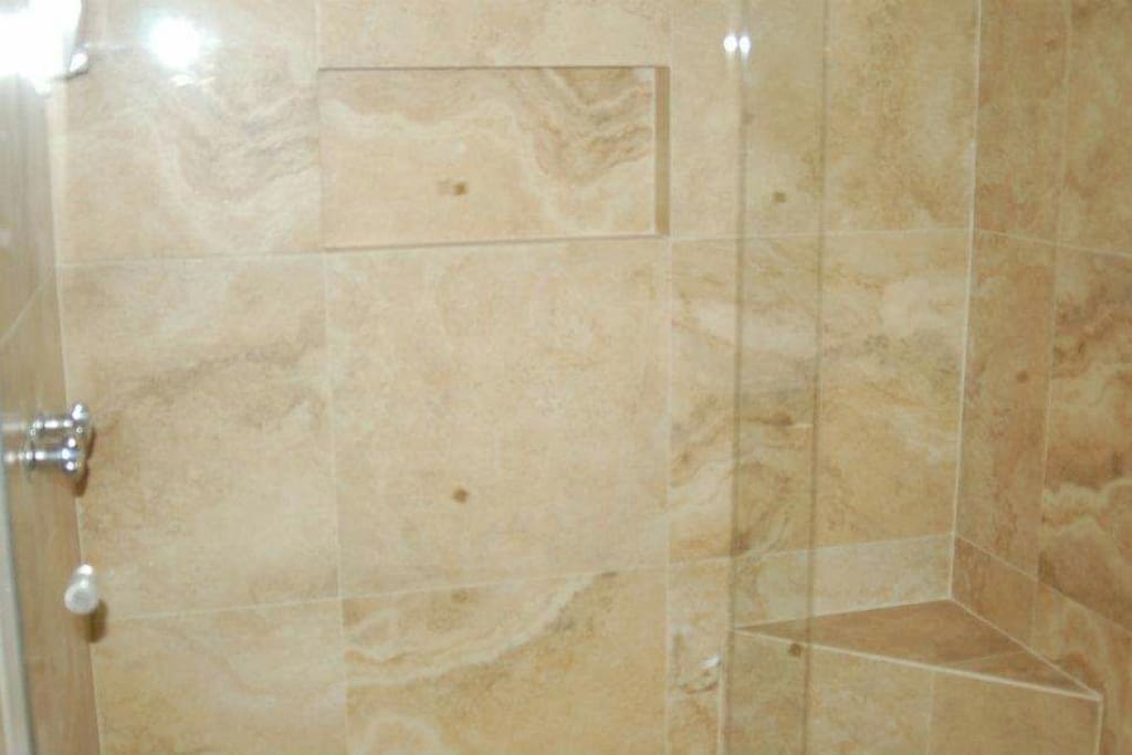 Amplio baño, moderno