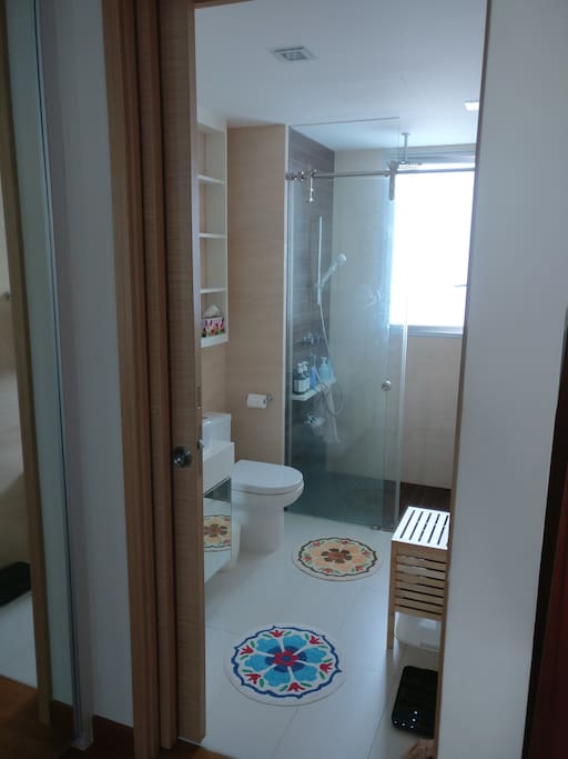 Well maintained bathroom.