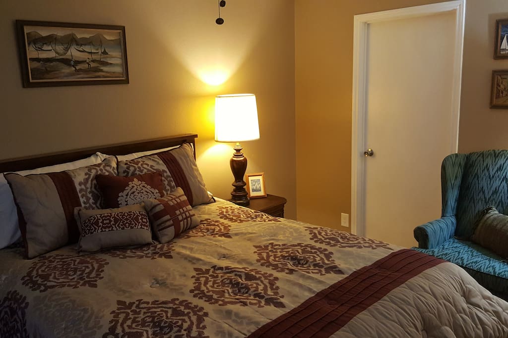 Private bedroom with Queen size pillow top bed