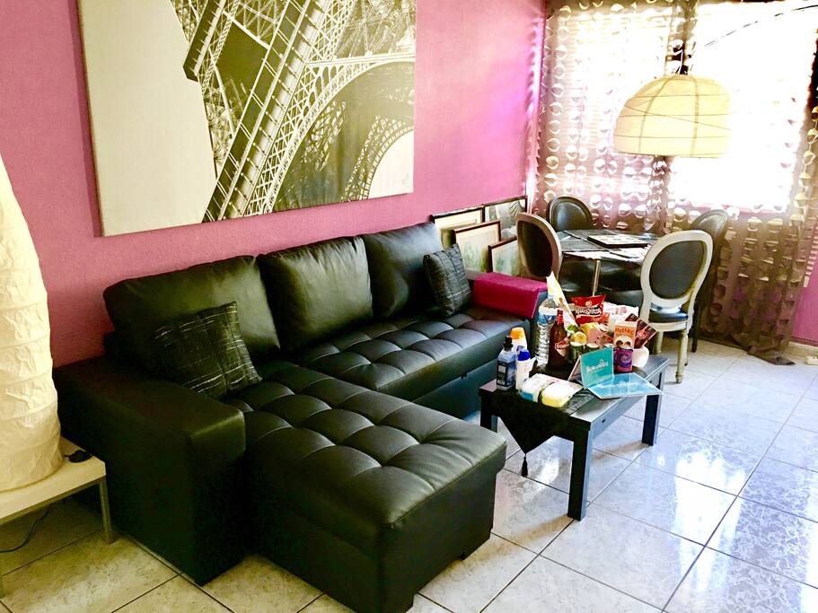 Salón Comedor - Vista Cocina. Sofá Cama, TV 32", DVD, Sillones, Puf, Librería, Mesa Comedor para 4 Comensales.