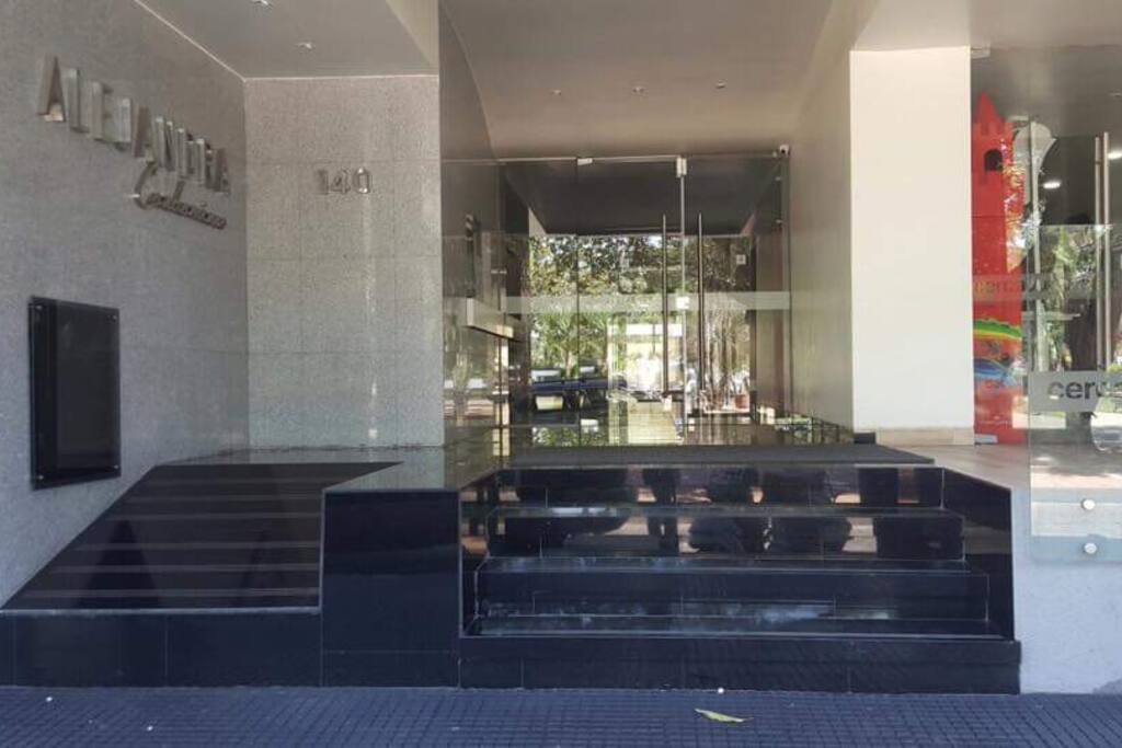 Entrada Principal - Main Entrance