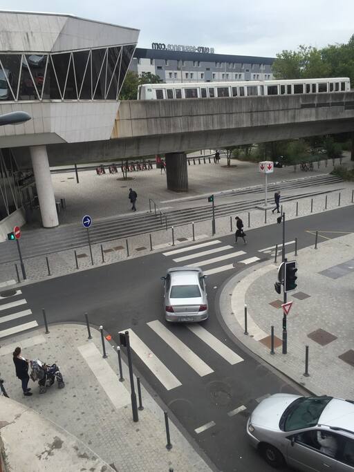 Métro au pied de la résidence , pratique pour les déplacements dans la métropole lilloise