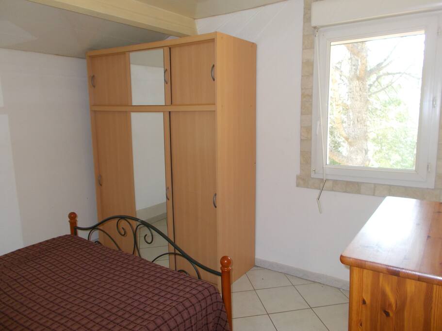 Armoire et commode dans la chambre.