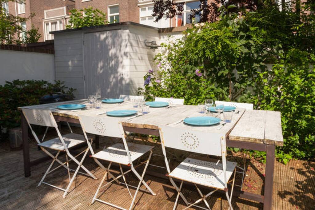 Breakfast or lunch in the sunny garden? A delight!