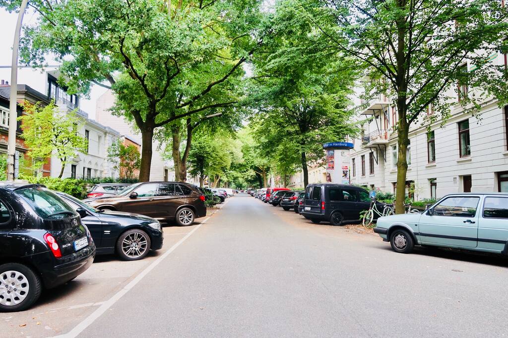 Ruhige Seitenstrasse, am Ende ist der Stadtpark