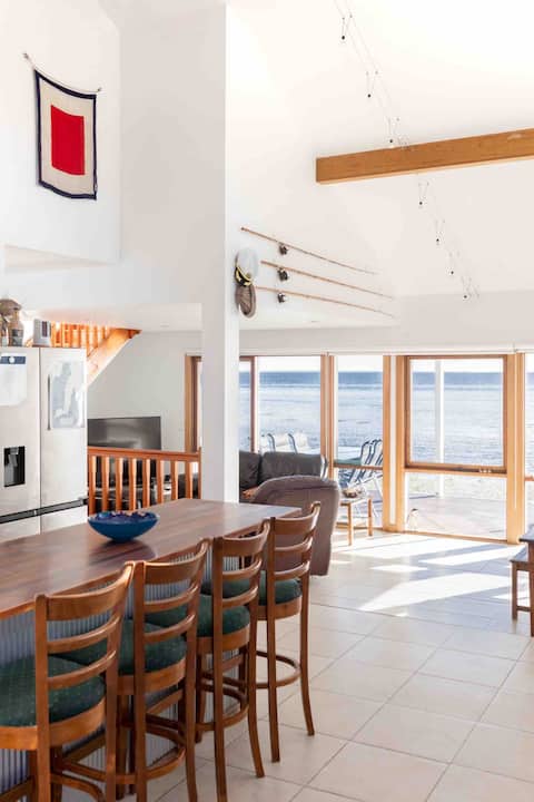Harry's @ Hardwicke - Rare Absolute Beachfront!