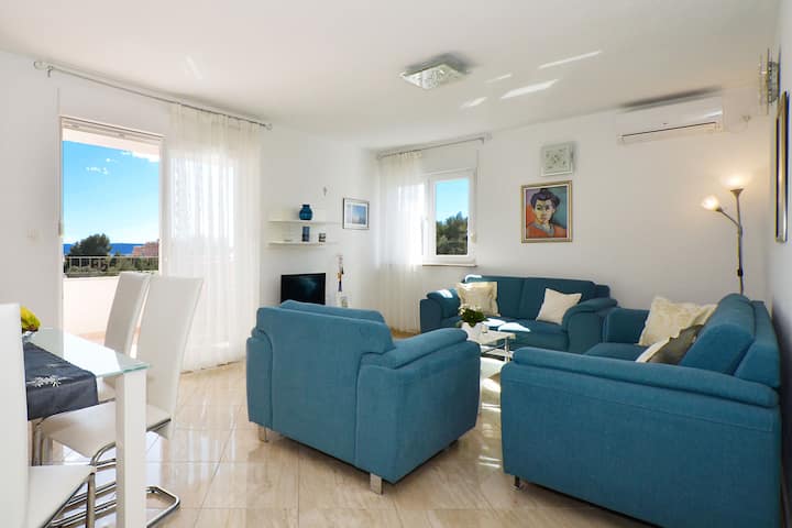 Look, Comfy & Spacious 3-bdr Apt In Okrug Gornji - Croatia