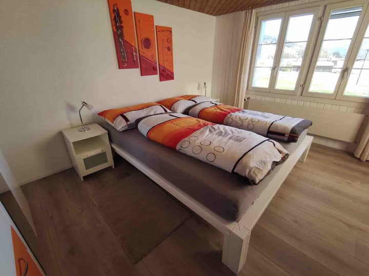 Dormitorio con cama doble