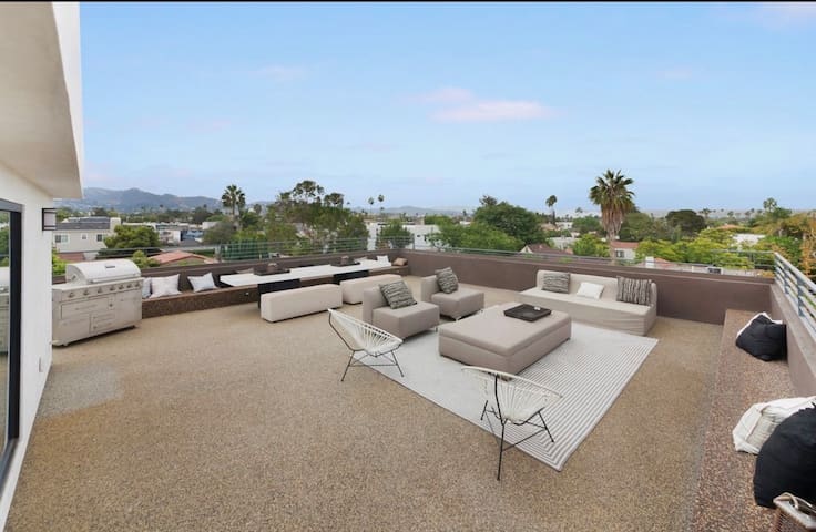 ♛ MODERN LUXURY W/ HUGE ROOFTOP, SHOPS, CULTURE ❀ gallery image 3