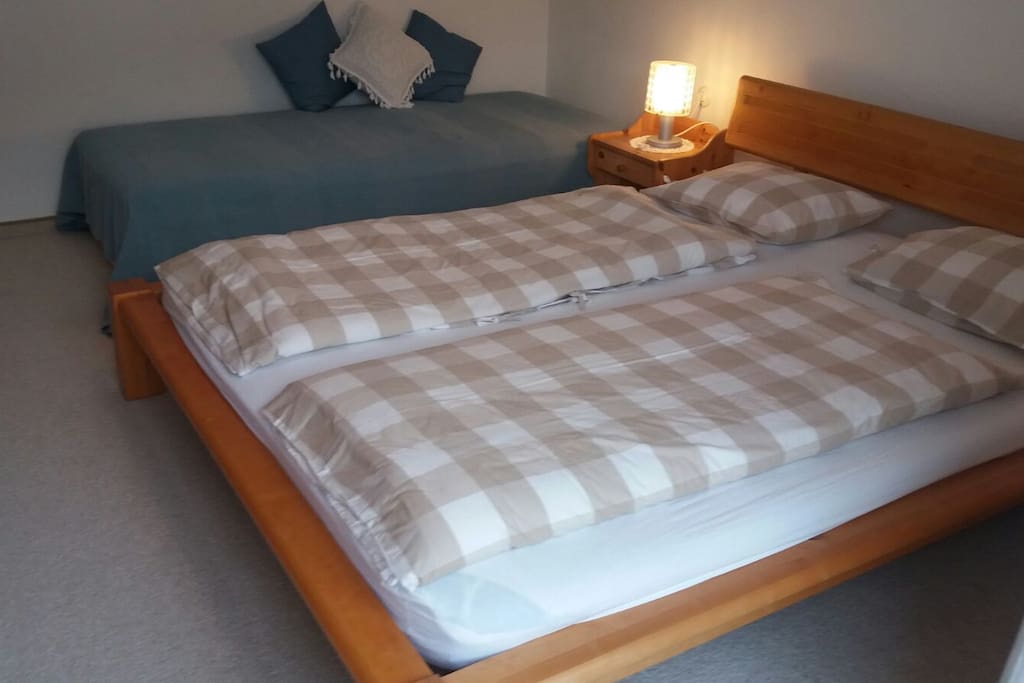 Schlafzimmer mit drei Betten