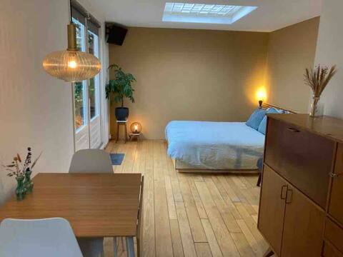 Studio with kitchen, private bathroom and garden