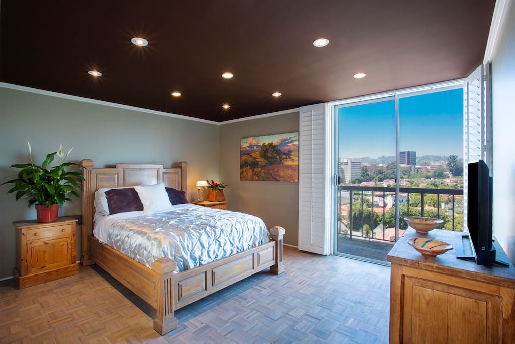 Queen bed with cable TV and sunset view of Westwood