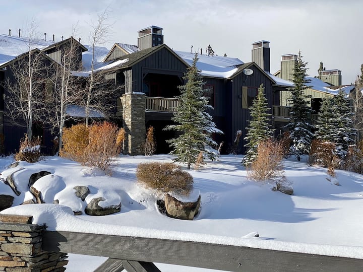 Large Townhome in Mammoth's “Lodges” at Snowcreek Townhouses for Rent