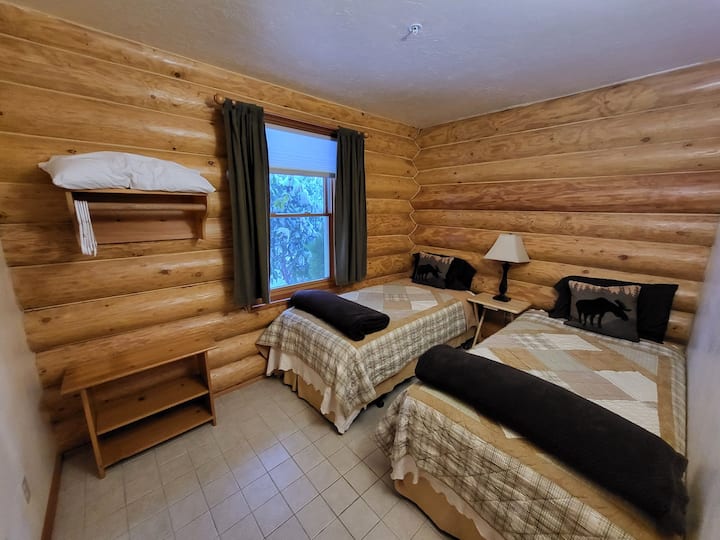 卧室配有两张单人床。